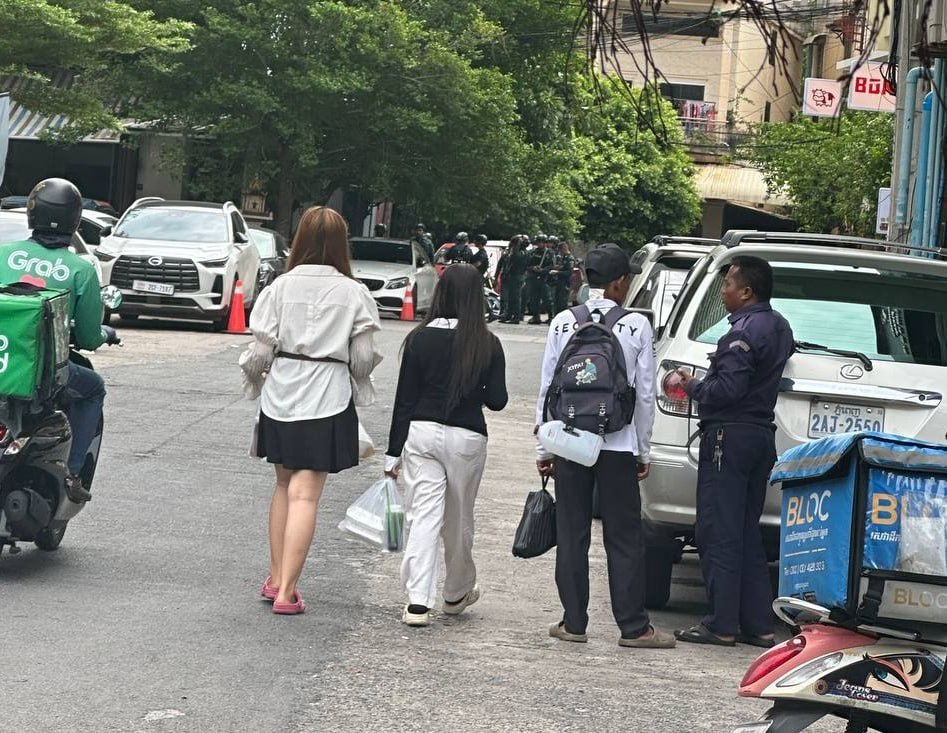 温馨提示 金边市区tk star 公寓楼下 宪兵集结，目前来了一队、 正准备上楼了
