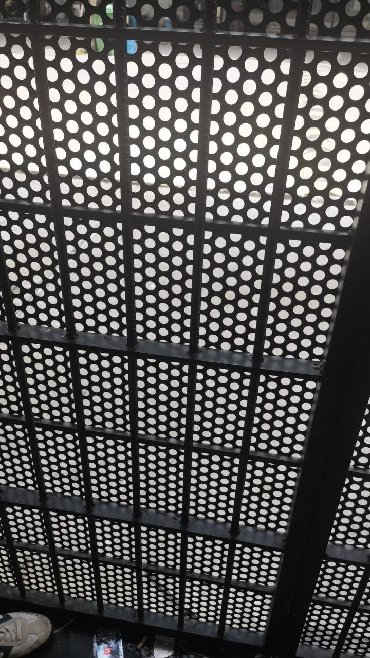 我现在就在安置点 已经呆了一个多星期了，说实话我在这之前一直很不安，我怎么也想不通我来时候想的是风风光光的回去，但现在就真的成了一场空，从缅甸逃到波贝，听了这首歌我回首这些年，突然也是释怀了，像我这样的人柬埔寨有千千万万，可能怎么办呢，谁都想风风光光回国，可落了个等待审判的地步，我觉得之前我一直不安是我不甘心，现在我释怀了，既然做了这行也应该承担风险，只能说我是不幸的，既然已经这样了那我也不在挣扎了。